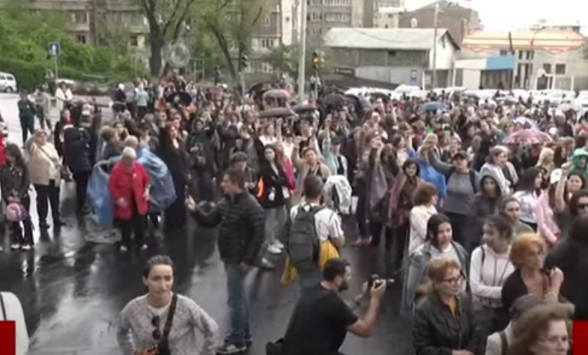 «Ով հայոց մայրեր երգը» հնչում է կառավարական առանձնատան մոտ